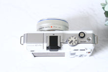 Load image into Gallery viewer, OLYMPUS PEN E-PL1【完動品】【実写済み❗️】▪️オールドコンデジ▪️デジタル一眼ミラーレスカメラ
