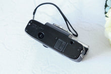 Load image into Gallery viewer, OLYMPUS PEN EF【完動品】フラッシュ付きハーフカメラ・革貼り替えオプションあり
