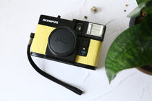 Load image into Gallery viewer, OLYMPUS PEN EF 優しいレモン🍋【完動品】フラッシュ付きハーフカメラ
