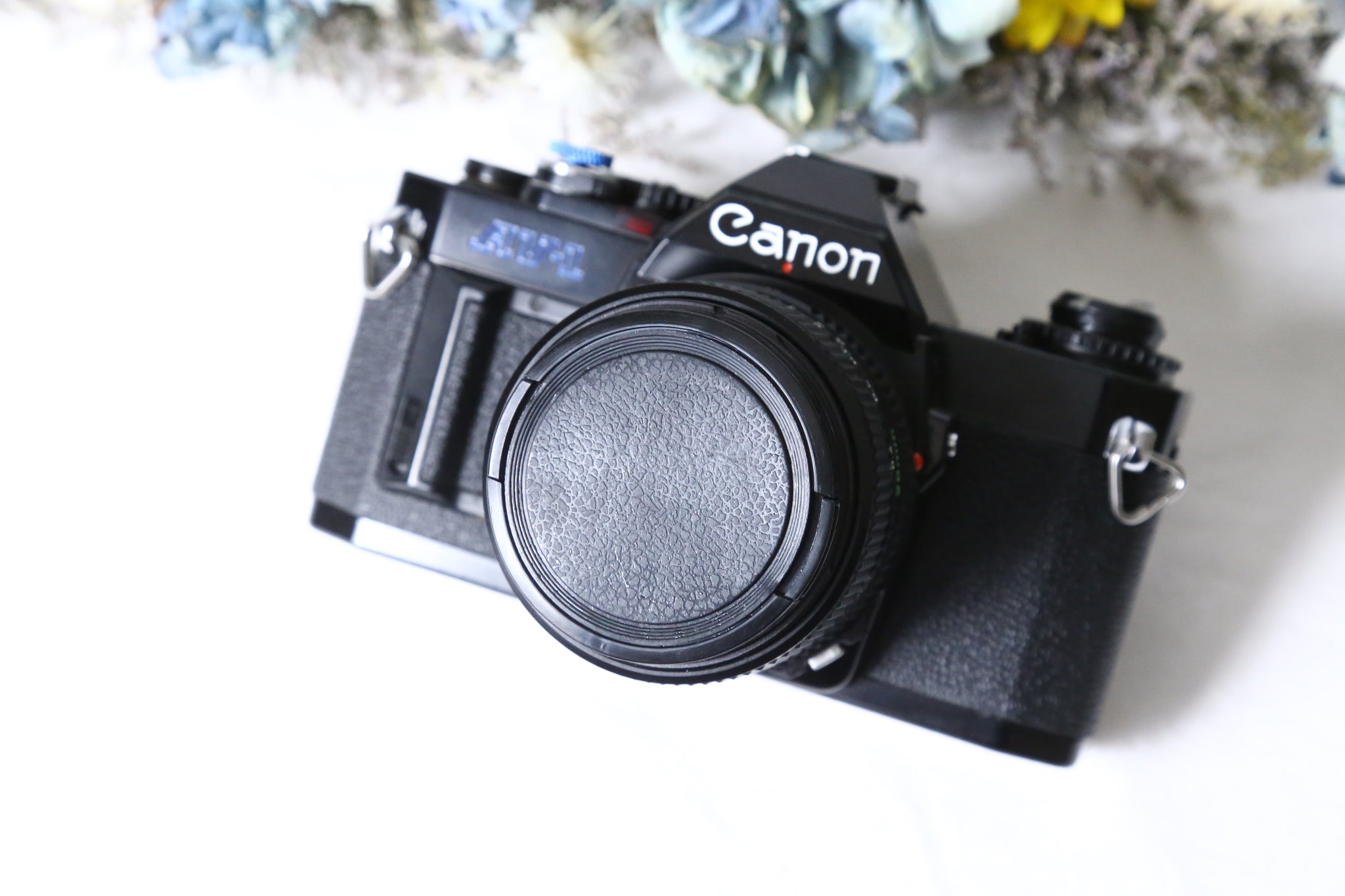 Canon AV-1 フィルムカメラ　レンズ付き Canon AV-1 BK【完動品】明るい広角レンズ&ストラップ付き
