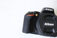 Load image into Gallery viewer, Nikon D5600 &amp; AF-P DX 18-55mmレンズ【美品✨/完動品】▪️デジタル一眼レフカメラ▪️驚くほど軽い📸
