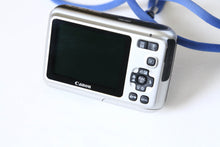 Load image into Gallery viewer, Canon PowerShot A495 シルバー【完動品/美品✨】▪️CCDオールドコンデジ▪️単三電池対応🔋
