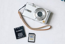 Load image into Gallery viewer, Panasonic LUMUIX FX7 [Working item] [Live-action completed] Condition ⭕️▪️ Old compact digital camera ▪️ Digital camera
