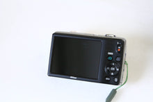 Load image into Gallery viewer, Nikon COOLPIX L26 シルバー【完動品/美品✨】▪️CCDオールドコンデジ▪️単三電池対応🔋
