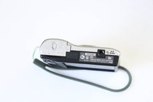 Load image into Gallery viewer, Nikon COOLPIX L26 シルバー【完動品/美品✨】▪️CCDオールドコンデジ▪️単三電池対応🔋
