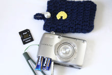Load image into Gallery viewer, Nikon COOLPIX L26 シルバー【完動品/美品✨】▪️CCDオールドコンデジ▪️単三電池対応🔋
