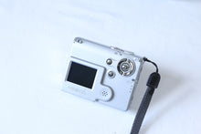 Load image into Gallery viewer, MINOLTA DiMAGE X20【完動品✨】CCD📸単三電池対応オールドコンデジ
