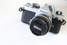 Load image into Gallery viewer, Nikon FM シルバーボディ &amp; Ai-S 50mm F1.8【完動品/希少✨】初心者おすすめ□機械式一眼レフフィルムカメラ
