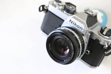 Load image into Gallery viewer, Nikon FM シルバーボディ &amp; Ai-S 50mm F1.8【完動品/希少✨】初心者おすすめ□機械式一眼レフフィルムカメラ
