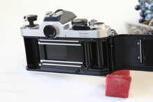 Load image into Gallery viewer, Nikon FM シルバーボディ &amp; Ai-S 50mm F1.8【完動品/希少✨】初心者おすすめ□機械式一眼レフフィルムカメラ
