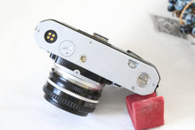 Load image into Gallery viewer, Nikon FM シルバーボディ &amp; Ai-S 50mm F1.8【完動品/希少✨】初心者おすすめ□機械式一眼レフフィルムカメラ
