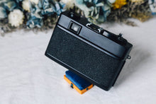 Load image into Gallery viewer, KONICA C35FD【完動品】【希少ブラックボディ🐦‍⬛】明るいレンズ・レトロカメラ
