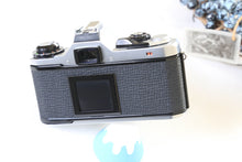 Load image into Gallery viewer, PENTAX ME &amp; 50mm F1.7 シルバー【完動品/美品✨】手のひらサイズ✨軽量フィルム一眼レフカメラ
