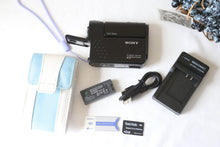 Load image into Gallery viewer, SONY Cyber-shot DSC-F77 ブラック【完動品/美品✨】希少❗️Carl Zeissレンズ搭載・CCDコンデジ
