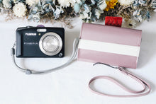 Load image into Gallery viewer, FUJIFILM Finepix F60fd 完動品 SDカード対応！CCDセンサー❗️1200万画素 オールドコンデジ
