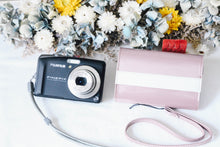 Load image into Gallery viewer, FUJIFILM Finepix F60fd 完動品 SDカード対応！CCDセンサー❗️1200万画素 オールドコンデジ
