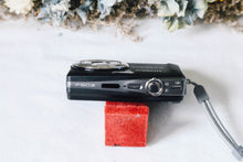 Load image into Gallery viewer, FUJIFILM Finepix F60fd 完動品 SDカード対応！CCDセンサー❗️1200万画素 オールドコンデジ
