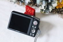 Load image into Gallery viewer, FUJIFILM Finepix F60fd 完動品 SDカード対応！CCDセンサー❗️1200万画素 オールドコンデジ
