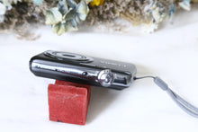 Load image into Gallery viewer, Panasonic Lumix FH7 ブラック 🐦‍⬛【美品✨】ライカレンズ搭載🧰オールドコンデジ・SDカード対応❗️CCDセンサー
