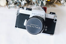 Load image into Gallery viewer, PENTAX SP(SV)【完動品】フィルム一眼レフカメラ&amp;明るいタクマーレンズ付き❗️
