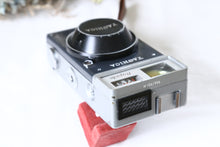 Load image into Gallery viewer, Yashica Rapide 博物館級のハーフカメラ🕰️✨　博物館級の超希少❗️　【動作品】
