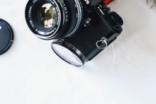 Load image into Gallery viewer, OLYMPUS OM-1 ブラックボディ ✨明るいパンケーキレンズ付き【完動品】🐦‍⬛🥞
