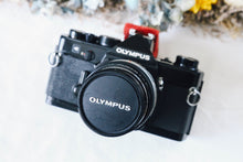 Load image into Gallery viewer, OLYMPUS OM-1 ブラックボディ ✨明るいパンケーキレンズ付き【完動品】🐦‍⬛🥞

