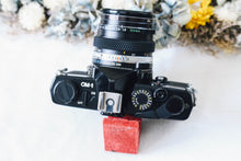 Load image into Gallery viewer, OLYMPUS OM-1 ブラックボディ ✨明るいパンケーキレンズ付き【完動品】🐦‍⬛🥞
