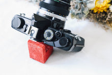 Load image into Gallery viewer, OLYMPUS OM-1 ブラックボディ ✨明るいパンケーキレンズ付き【完動品】🐦‍⬛🥞
