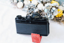 Load image into Gallery viewer, OLYMPUS OM-1 ブラックボディ ✨明るいパンケーキレンズ付き【完動品】🐦‍⬛🥞
