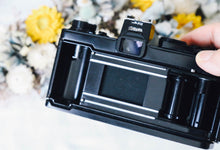 Load image into Gallery viewer, OLYMPUS OM-1 ブラックボディ ✨明るいパンケーキレンズ付き【完動品】🐦‍⬛🥞
