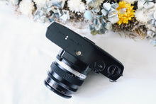 Load image into Gallery viewer, OLYMPUS OM-1 ブラックボディ ✨明るいパンケーキレンズ付き【完動品】🐦‍⬛🥞
