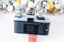 Load image into Gallery viewer, Minolta X-700 シルバーボディ❗️フラッシュ付き⚡️明るいパンケーキレンズ【完動品】🥞✨
