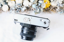 Load image into Gallery viewer, Minolta X-700 シルバーボディ❗️フラッシュ付き⚡️明るいパンケーキレンズ【完動品】🥞✨
