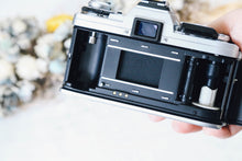 Load image into Gallery viewer, Minolta X-700 シルバーボディ❗️フラッシュ付き⚡️明るいパンケーキレンズ【完動品】🥞✨
