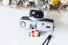 Load image into Gallery viewer, OLYMPUS TRIP35【完動品】【美品❗️】 お散歩に最適なフィルムカメラ・明るいレンズ付き🔆
