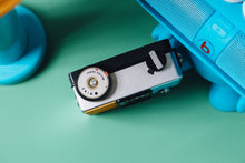 Load image into Gallery viewer, RICOH AUTO HALF SE オレンジxイルカカラー🍊🐬セルフタイマー付き 🎯ハーフカメラ【完動品・分解清掃済】
