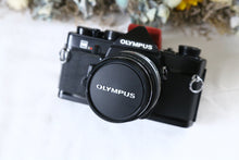 Load image into Gallery viewer, OLYMPUS OM-1 ブラックボディ ✨明るいパンケーキレンズ付き【完動品】🐦‍⬛🥞
