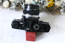 Load image into Gallery viewer, OLYMPUS OM-1 ブラックボディ ✨明るいパンケーキレンズ付き【完動品】🐦‍⬛🥞
