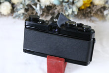 Load image into Gallery viewer, OLYMPUS OM-1 ブラックボディ ✨明るいパンケーキレンズ付き【完動品】🐦‍⬛🥞
