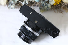 Load image into Gallery viewer, OLYMPUS OM-1 ブラックボディ ✨明るいパンケーキレンズ付き【完動品】🐦‍⬛🥞
