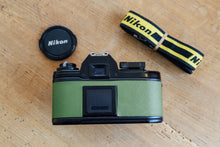 Load image into Gallery viewer, Nikon EM &amp; 50mmF1.8 明るいパンケーキレンズ🥞オリーブグリーン🫒【完動品/美品✨】
