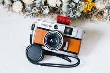 Load image into Gallery viewer, OLYMPUS PEN EED キャメル🐫【完動品】明るいF1.7レンズ・清掃済み✨
