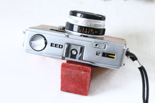 Load image into Gallery viewer, OLYMPUS PEN EED キャメル🐫【完動品】明るいF1.7レンズ・清掃済み✨
