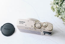 Load image into Gallery viewer, FUJIFILM XF10(GD)【美品✨】【完動品】【実写済み❗️】▪️オールドコンデジ▪️デジタルカメラ
