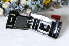 Load image into Gallery viewer, CONTAX T2 【完動品】【美品❗️】純正ハードケース&amp;データ（日付）バック(裏蓋）付き
