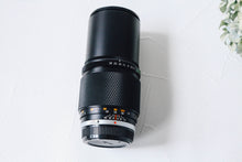 Load image into Gallery viewer, OLYMPUS E.ZUIKO 200mmF4【完動品】OM系フィルムカメラやアダプタ付けてオールドレンズに❗️
