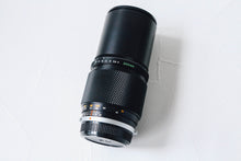 Load image into Gallery viewer, OLYMPUS E.ZUIKO 200mmF4【完動品】OM系フィルムカメラやアダプタ付けてオールドレンズに❗️
