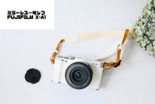 Load image into Gallery viewer, FUJIFILM X-A1【完動品】1000台限定色ホワイト❗️明るいパンケーキレンズ付き🥞
