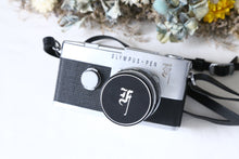 Load image into Gallery viewer, OLYMPUS PEN F 【完動品/美品✨】ハーフ一眼レフカメラ❗️レンズ40mmF1.4
